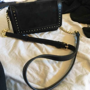  - Axelbandsväska med nitar, köpt på åhlens🤍