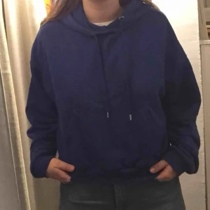 - Jättefin halv-croppad hoodie! Sparsamt använd.