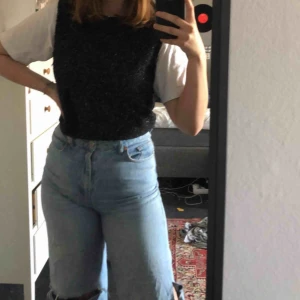  - Skitsnygg svart glittrig väst som jag har gjort ifrån en tröja! 