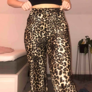  - Ett par raka leopardbyxor räfflat material. Aldrig använda endast provade hemma. Frakten ingår i priset!!