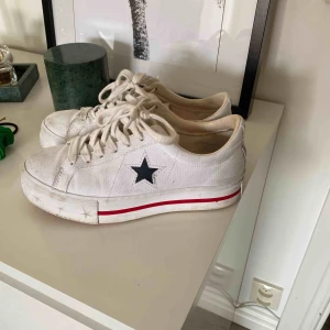 Converse all star - Säljer dessa snygga Converse! En högre sula och väldigt snygga! Ordinarie pris 800kr! Ser smutsigare ut på bild, rengör självklart innan jag skickar