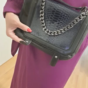 Äkta läderväska - Äkta läderväska från h&m , speciell läder kollektion, fint skick. Man kan hänga på axeln eller hålla i den som en handväska. 