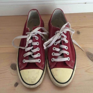  - Mörkröda Converse, ganska slitet skick därav billigt pris. Köpta på secondhand och endast använt en gång till en utklädnad. 