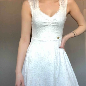  - Vit klänning från Bubbleroom i storlek S. Materialet är mjukt och kvalitén är superbra. Endast använd en gång. Köparen står för frakten🦋 