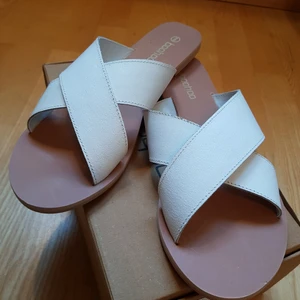 Sandaletter strl 42 - Fina sandaletter i en slip in modell från boohoo. Aldrig använt passade inte mig. Gammelvit och beige. Strolek 42