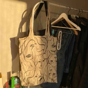  - Säljer min älskade tygpåse! Fräsch och rymlig🦋✨ vit med abstrakta ansikten på💕köpare står för frakt