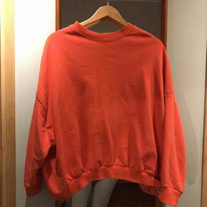 Corallfärgad sweatshirt från Zara. 
