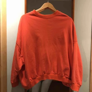  - Corallfärgad sweatshirt från Zara. 