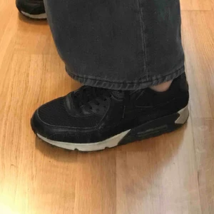 Nikesneakers!! - Säljer dessa snygga Nike-skor!! De är köpta second hand och välanvända, därav det billiga priset!! De har en skavank på ena hälens insida (skickar självklart bild om det önskas) men annars hela!!🌷