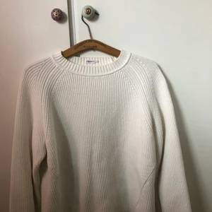 Stickad tröja Filippa K - Vit stickad tröja från Filippa K, väldigt bra skick, nypris 2000kr 