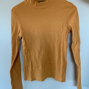 Senapsgul halvpolo - Mjuk och skön halvpolo använd fåtal gånger🥺 Priset är exkl frakt🌾