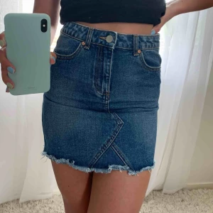  - Superfin jeanskjol från Miss Selfridge. Sparsamt använd så i bra skick. Frakt tillkommer!  Buda gärna!