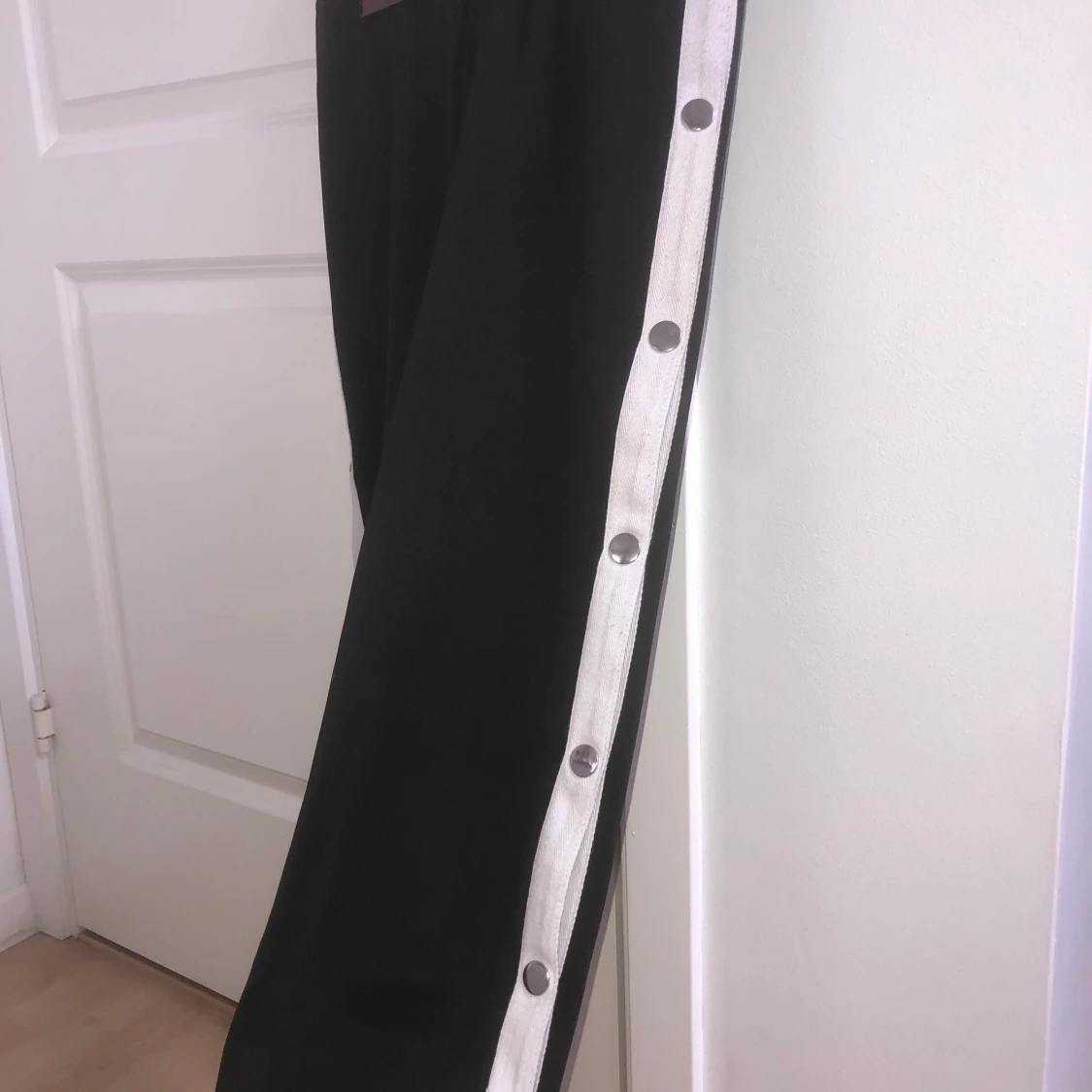 Byxor med knappar storlek S