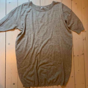  - Mysigt acne tröja i härligt materiellt. Super fräsch, perfekt till sommaren! 🌸 Den är rätt oversized. Och långt 💜. Nästan till knäna på mig som är 1,67.   Frakt 43kr. 