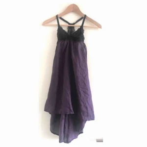  - Ett mörklila nattlinne i siden och spets som är så fint att det nästan är synd att sova i det.  Aldrig använts och säljs då storleken ej passar.   Material: 100% siden Originalpris: 1495 kr