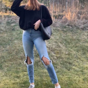  - Snygga byxor som säljs pga att dom aldrig kommer till användning! Strl 34 men passar mig som har 34/36 (jag är ca 165) 