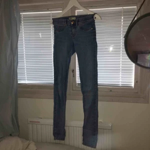  - Basic blåa jeans från Gina, använda få gånger. Säljer pga att jag aldrig använder dem🙃 💙🦋