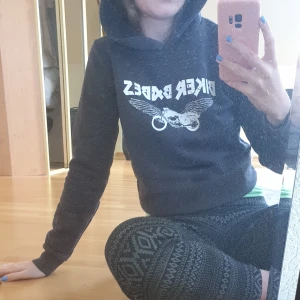 Hoodie från Gina Tricot  - Välanvänd hoodie som jag har använt och gillat mycket innan. Finns en liten fläck som lätt går bort med vanish på framsidan. 
