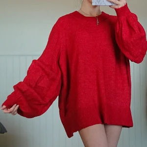 Stickad tröja strl 2XL - Fin stickad oversized tröja. Den har lite glitter i tyget som inte syns på bilderna. (Jag är 160 cm lång och den passar som en klänning, som referens.) säljer då den inte kommer till användning. 90 kr, köpare står för frakt. 💖 