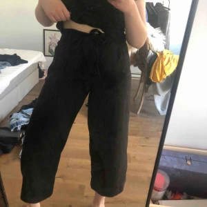  - Superfina trekvarts byxor från Zara! Väl använda men fortfarande i bra skick! Passar nog från storlek S-L. Jätteskönt material som är perfekt nu till sommaren. Köparen står för frakten🌻🌻