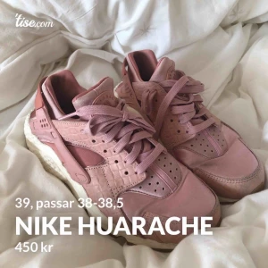  - Nike huarache i väldigt väldigt bra skick! Tyvärr kommer de inte till användning hos mig och söker kärlek 🥰 är i storlek 39 men huarache är små i storlek och skulle därför förmodligen sitta bäst på 37.5-38