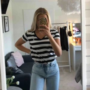  - En två gånger använd T-shirt i vitt och svart-randigt från Ralph Lauren. Denna är i en oversize modell och är mycket snygg till jeans🖤