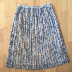 Plisserad kjol - Säljer denna mönstrade midikjolen med plissering, mycket fint skick då den knappt blivit använd ❤