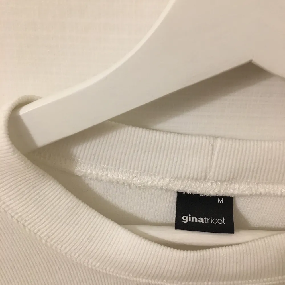 vit tröja från bikbok i Storlek M men passar bra om man vill ha oversize som S/XS. bra skick. sparsamt använd. . Tröjor & Koftor.