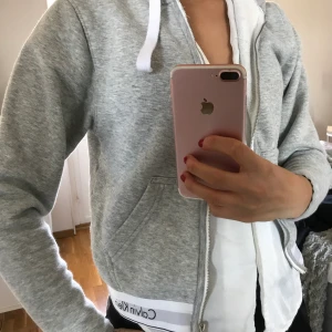 Kofta, Calvin Klein - Grå basic kofta med resårmud nertill med ”Calvin klein” på. Mysig och snygg! 