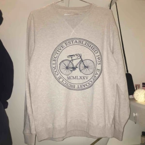  - Mysig oversized tröja, har dock ett litet hål i ryggen. Eftersom jag är lite lat så har jag inte orkat laga (därför säljer jag) 💓💕