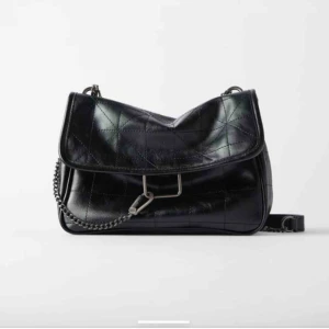  - Säljer en jätte fin väska från ZARA med jätte cool detaljer!! Jätte fint skick och har bara använt den fåtal gånger 💕💕 Nypris: 400kr