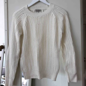  - Fin vit stickad tröja. Oanvänd. Ev frakt 39 kr🌸