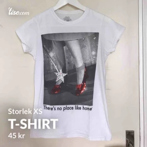  - Den har tyvärr en liten fläck under texten men skulle gissa på att detta går bort i tvätten🙂