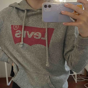  - Passar till S. En hoodie från Levi’s🤍🤍🤍