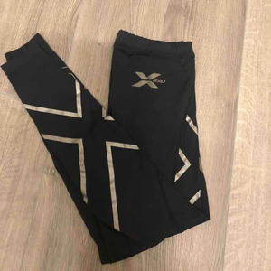  - Säljer ett par tights från 2XU i storlek xs. Skulle även säga att de passar S. Tyvärr inget snöre kvar och lite slitage på trycket men annars väldigt bra skick! Pris går att diskutera 