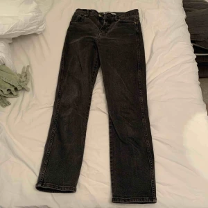  - Säljer mina jeans ifrån junkyard i en mörkgrå färg. Modellen nika och sitter som en smäck.