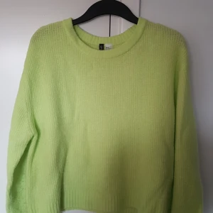 Neongrön stickad tröja - Supersnygg och i bra skick! Har fler annonser uppe så gå in på min profil för att se om du hittar något du gillar!:)