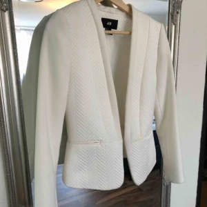  - Vit kavaj i fint skick. 