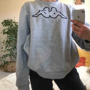  - Jättefin och skön sweatshirt från Kappa! Bra skick och den sitter oversized på mig som brukar ha S:) det är bara att höra av sig om du har några frågor! (Köpare betalar frakt)