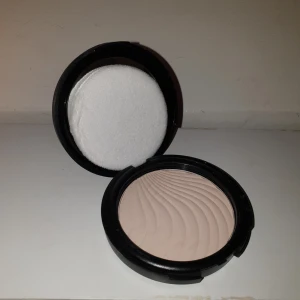 Flormar Compact Powder - Ett helt nytt kompakt puder från märket Flormar. I färgen "Light porcelain opal"