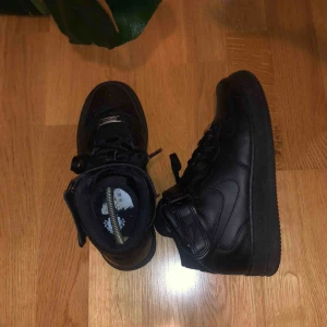  - balla svarta nike air force 1 mid. varsamt använda💞