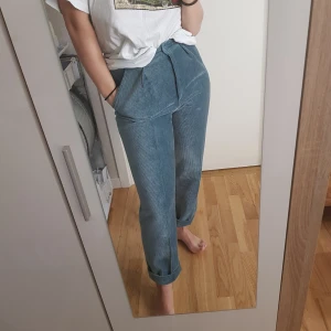Pants - Corduroy esc byxor, väldigt sköna och I bra skick, köpta från en vän som köpte de här på plick, säljs på grund av att de är för små för mig. Frakten ingår i priset 💖