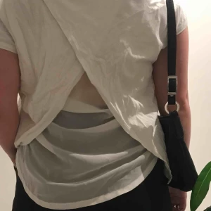 Topp med meshomlott  - Snygg topp från Lindex med omlott i mesh i ryggen❣️Jag älskar denna topp men säljer eftersom jag tyvärr har vuxit ur den🥺 bra skick utan några slitningar/hål/fläckar.