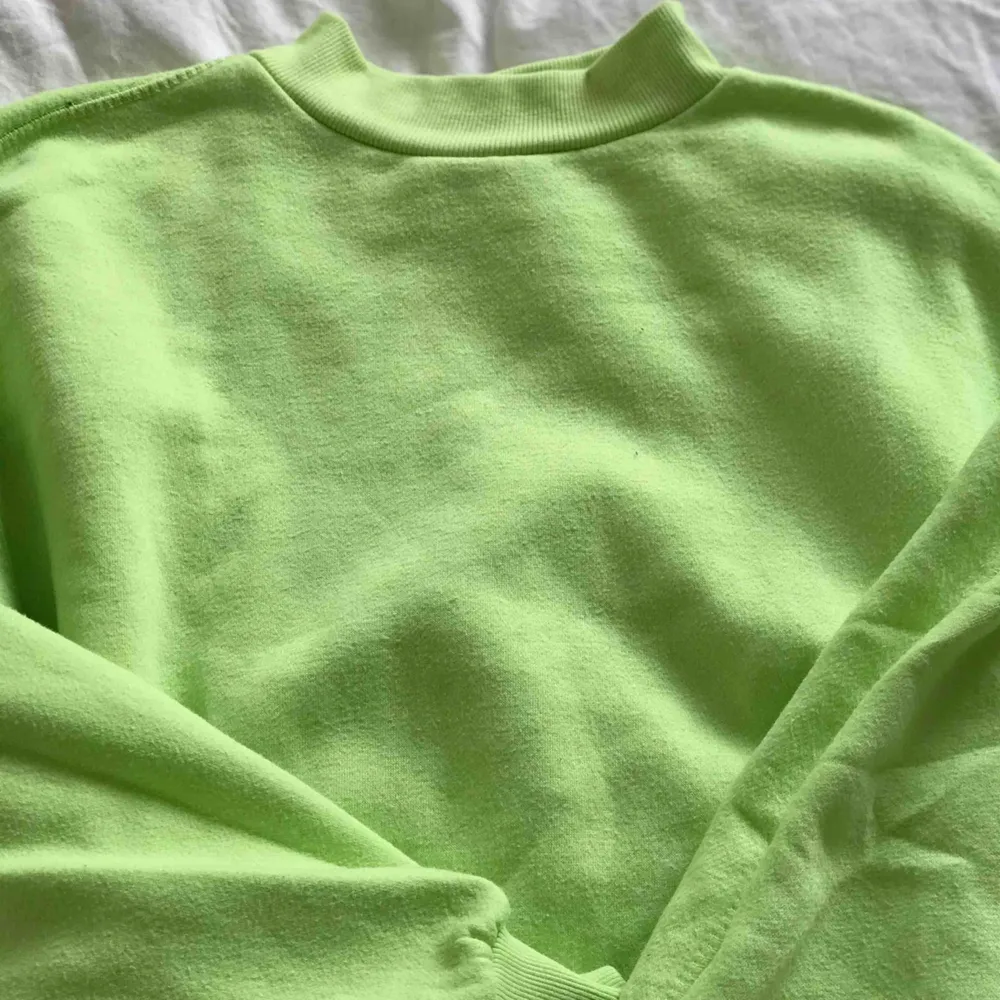 Neongrön/gul sweater, lite oversized (använd 1 gång). Tröjor & Koftor.
