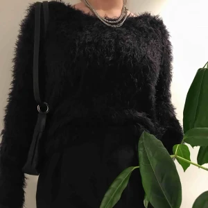 Mysig tröja i 90’s style - Vääärldens mysigaste tröja i 90’s style! Sparsamt använd i bra skick förutom två små hål efter att jag klippt bort lappen i nacken, vet därför inte vart den är ifrån men älskar de lena materialet och kvalitén🥺😍