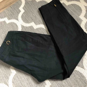 Trekvartslånga byxor - Trekvartslånga byxor från Stockholm LM fint skick. Har dragkedjor vid fot anklarna. De är i jeans material men inte alls obekväma. Är i modellen Kia. Säljer då de är försmå för mig. Kontakta mig om du har frågor 🙂