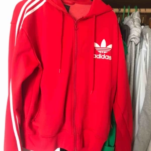  - Röd adidas tröja 