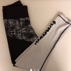 Tyngre tights  - Högmidjade träningstights från Tyngre! Aldrig kommit till användning. Stl S men funkar både för S och M på grund av stretchen i tightsen. (obs inte min bild) 