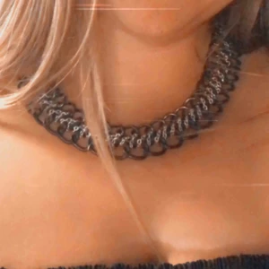  - Super snyggt och unikt halsband, inköpt 2012.  Frakt på 22 kronor tillkommer 🙏