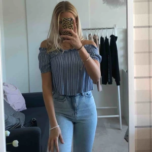  - Topp från bershka i ljusblått med vita ränder. En somrig topp med offshoulder modell, härlig till sommaren💙